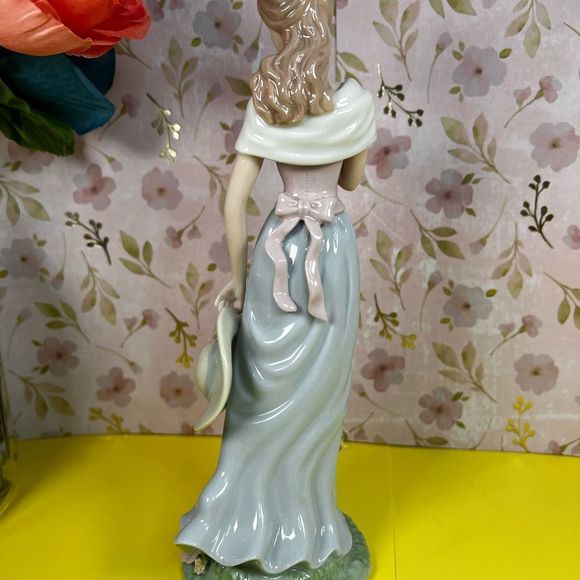 Avon Kathleen”A SPRING STROLL” Beauty Porcelain Figurine Moments & Memories 2002 - Picture 5 of 14